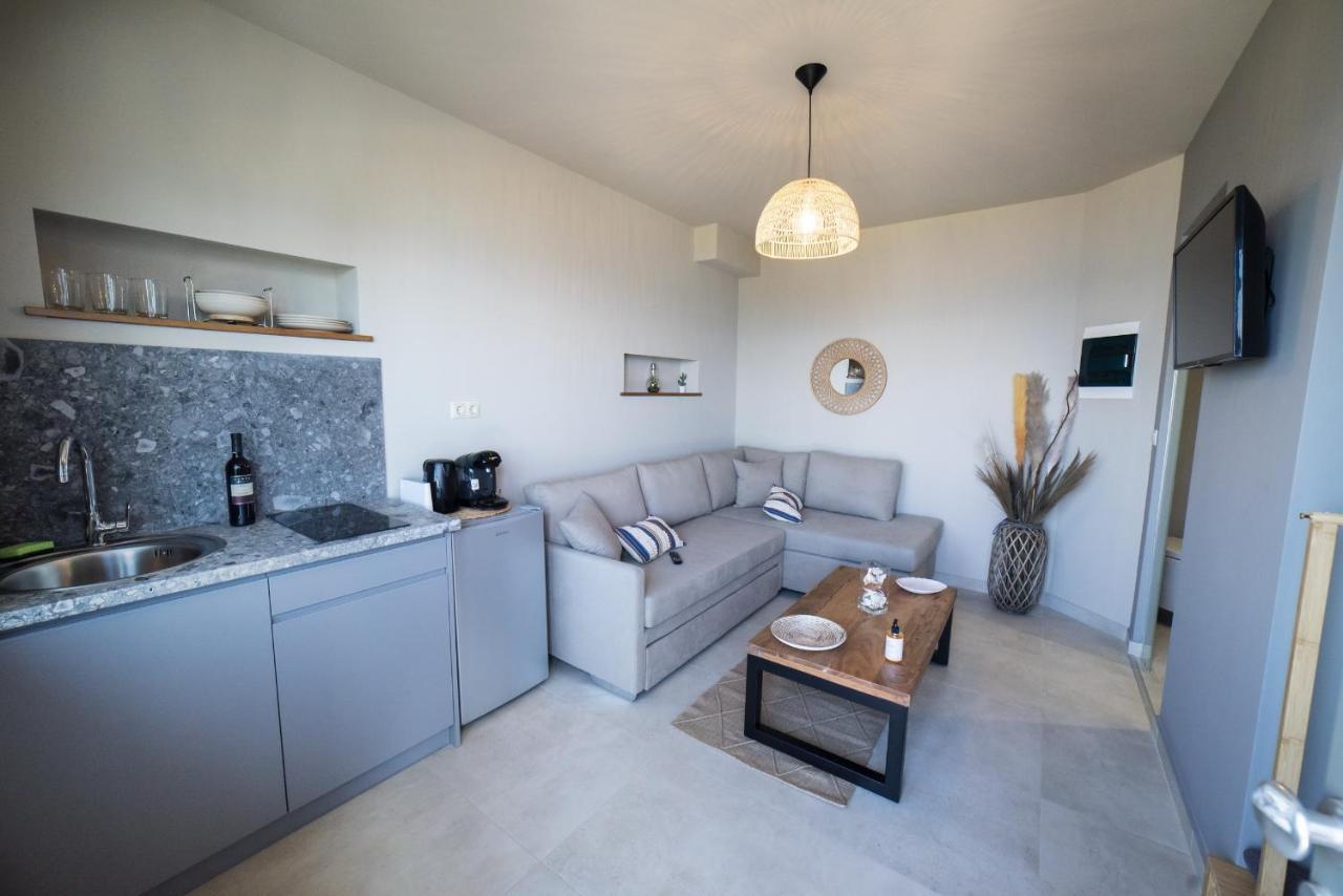 Theros Suites Διμηνιό Εξωτερικό φωτογραφία